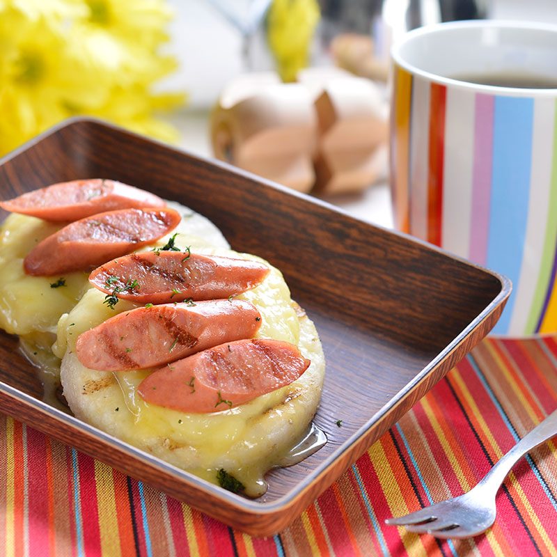 Chorizo con arepa de queso hecha con harina de maíz