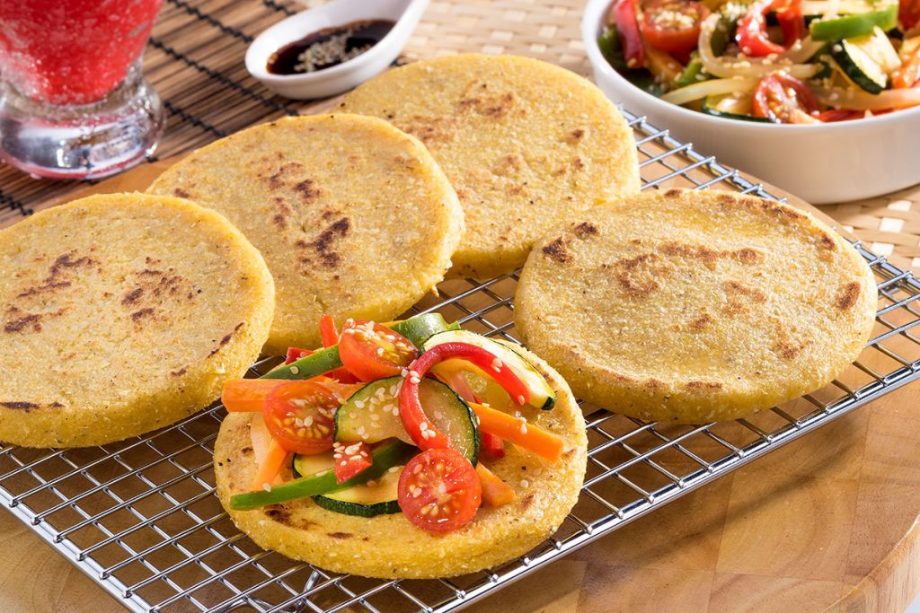Arepas rellenas con vegetales y harina de maíz amarrillo